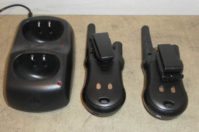 Motorola Pair of Walkie Talkies Two Way Radios w/ Charge Base MH230R 