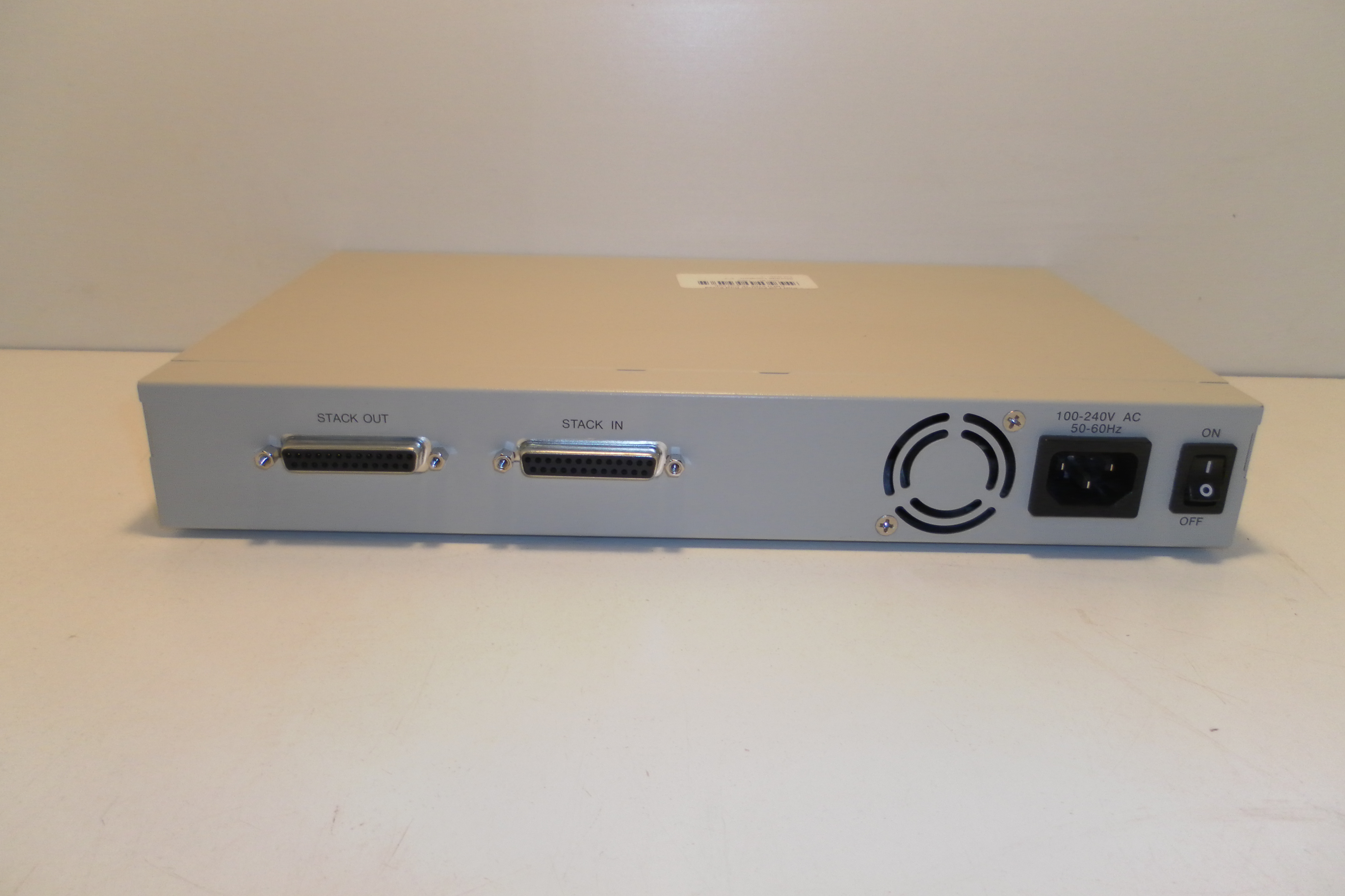 CNet Fast Ethernet Dual Speed CNFH 616S 16 port hub  